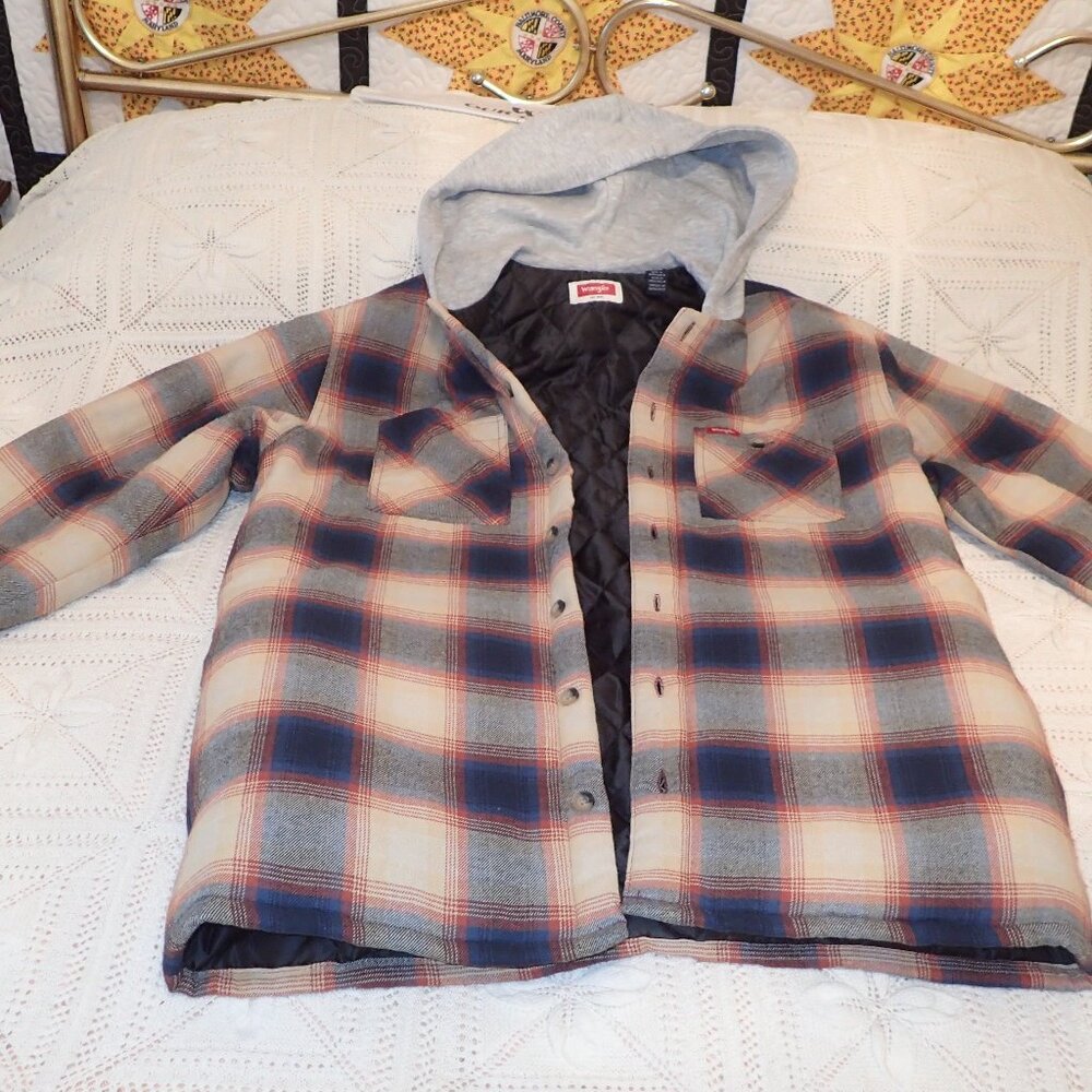 Men's Wrangler quilted hooded shirt jacket with pockets
